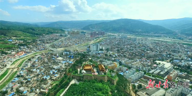 01秦安县城全貌。